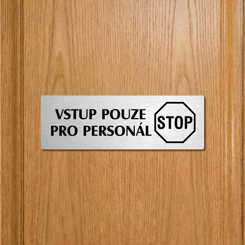Vstup pro personál, 200x66mm, zlatá popiska s rámečkem